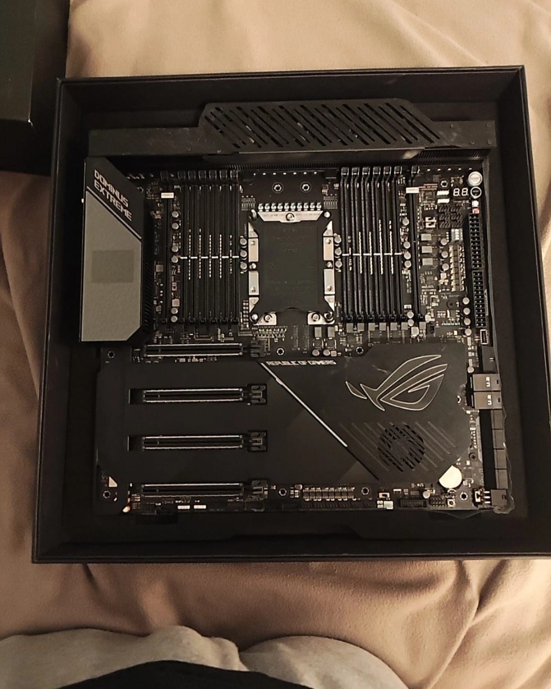 ROG Dominus Extreme — board overview in box