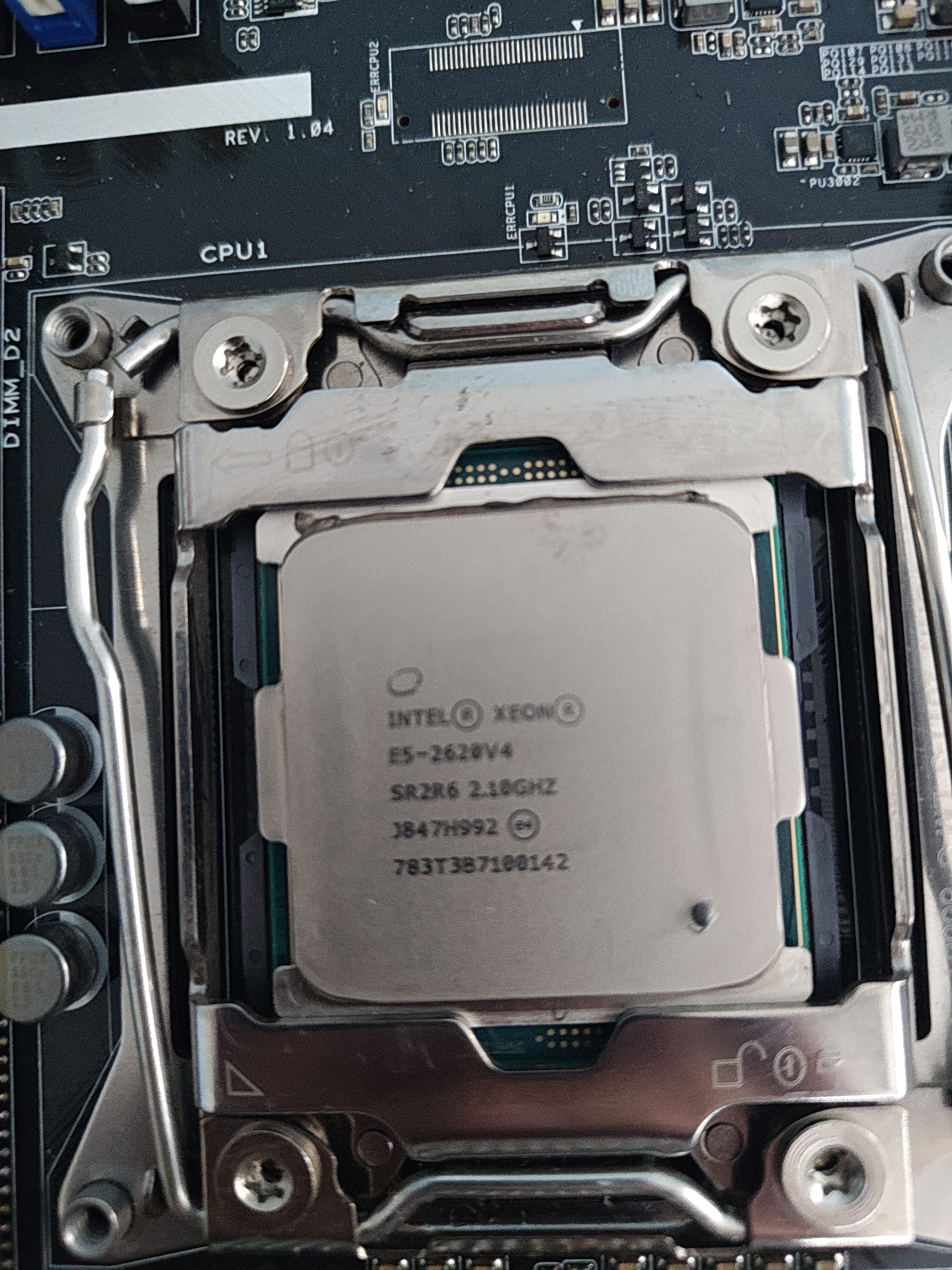 Intel Xeon E5-2620 v4 seated in CPU1 socket